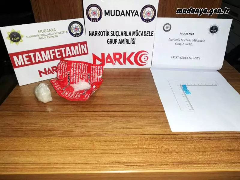 Mudanya Narkotik Şube ekipleri ısrarlı takipleri sonucu üzerinde uyuşturucu bulunan 2 kişiyi yakalayarak gözaltına aldılar.