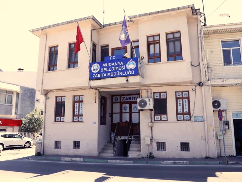 Mudanya Belediyesi, belediye mülkiyetinde olmasına rağmen Vakıflar Genel Müdürlüğü tarafından mazbut Bahram Vakfı'na devredilen Zabıta Müdürlüğü binası ile ilgili açtığı iptal davasını kazandı. 