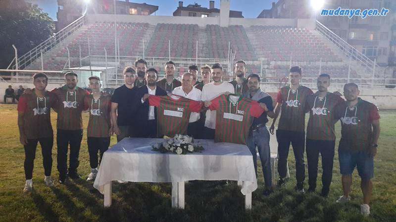 100. yılını kutlamaya hazırlanan Mudanyaspor'a sponsor olan Le Profit'ti sahibi Gökhan Dinçer, "Bir çok insanın hayatına dokunmuş bir camiaya destek olmaktan son derece mutluyuz" diye konuşt