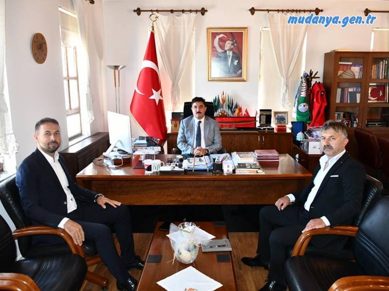 Mudanya Kaymakamı Ayhan TERZİ'yi Göynüklü Önceki dönem Muhtarı Turgay Demirci ile birlikte ziyaret eden Muhtar Şeref ŞAŞ Şükrü Çavuş Mahallesi'nin bazı sorunlarını ilettiğini belirterek "Sayın Kaymakam Ayhan TERZİ'ye gösterdikleri ilgi için çok teşekkür ediyorum. Tüm gayretimiz vatandaşlarımıza daha yaşanabilir bir mahalle oluşturabilmek için" dedi.