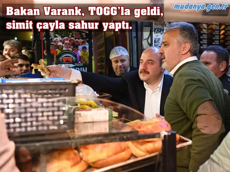 Bursa Büyükşehir Belediye Başkanı Alinur Aktaş’ın Tarihi Abdal Meydanındaki gençlerle sahur programına Türkiye’nin otomobili Togg’la gelen Sanayi ve Teknoloji Bakanı Mustafa Varank, sahuru çay, simit ve tahanlı pide ile yaptı.