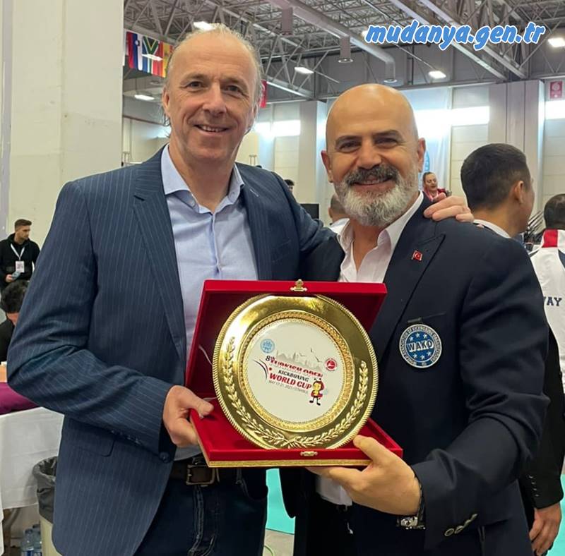 Mudanya Klasspor Kulübü Başkanı Necati Şimşek 18 - 21 Mayıs tarihlerinde İstanbul'da gerçekleştirilen Turkish Open, WAKO WORLD CUP Kickboks Dünya Kupası Maçlarında, Ring Hakemi olarak gösterdiği üstün başarılı yönetimi nedeniyle Dünya Kickboks Federasyonu Başkanı Mr. Roy Baker elinden başarı plaketini aldı.