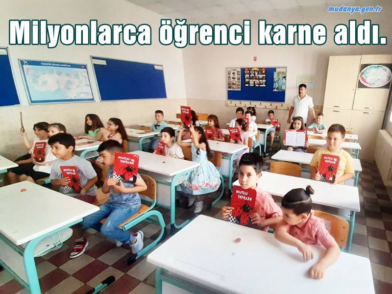 Bugün yurt genelinde okul öncesi, ilköğretim ve ortaöğretim okullarındaki yaklaşık 19 milyon öğrenci karne alarak yaz tatiline girdi. 6 Şubat 2023'te başlayan ikinci dönem sona erdi. Öğrenciler, eğitim öğretim yılının yorgunluğunu yaz tatilinde atacak.