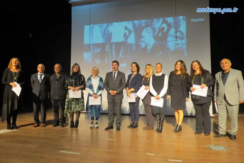 Mudanya’da 24 Kasım Öğretmenler Günü, Mudanya İlçe Milli Eğitim Müdürü Suat Topal'ın Atatürk Anıtına Çelenk koymasıyla başladı, İlçe Milli Eğitim Müdürlüğü Konferans Salonunda etkinliklerle devam etti.