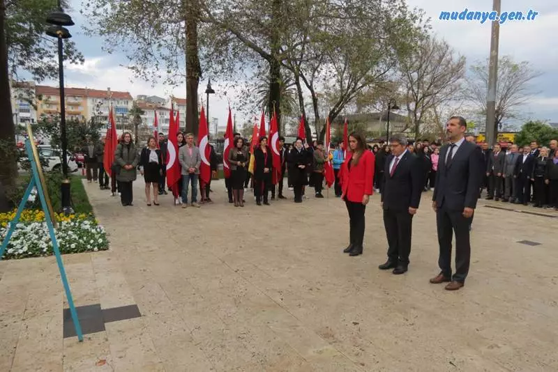 Mudanya’da 24 Kasım Öğretmenler Günü, Mudanya İlçe Milli Eğitim Müdürü Suat Topal'ın Atatürk Anıtına Çelenk koymasıyla başladı, İlçe Milli Eğitim Müdürlüğü Konferans Salonunda etkinliklerle devam etti.
