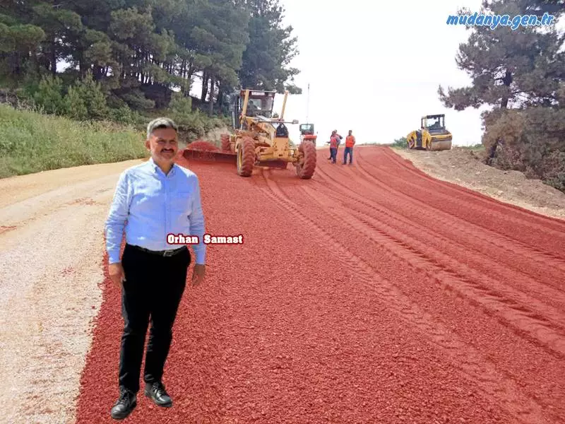 Bursa Büyükşehir Belediyesi'nin Mudanya'nın kırsal mahalle yollarındaki çalışmalara yaz aylarıyla birlikte hız verildiğini belirten AK Parti Mudanya ilçe Başkanı Sayın Orhan SAMAST, daha önce Esence Mahallemizde 3000 metre uzunluğunda 8 mt genişliğinde 35.884 ton kazı dolgu çalışması yaparak tamamlanan yolun bölge halkının hizmetine sunulduğunu kaydetti.