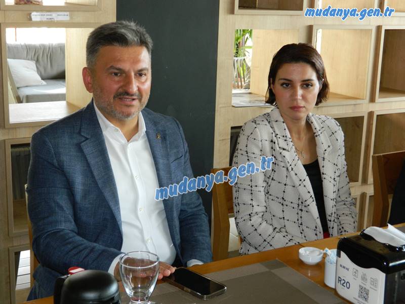 AK PARTİ MUDANYA İLÇE BAŞKANI ORHAN SAMAST VE ÖNCEKİ DÖNEM İLÇE BAŞKANI İNCİ SÖĞÜTLÜ