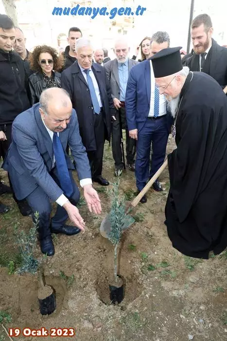 Kuzey Yunanistan Orta Makedonya geniş bölgesinden 38 belediye başkanı ile Ortodoks Patrikhanesi Ekümenik Patriği ve İstanbul Başpiskoposu Bartholomeos, Bursa'nın Mudanya Tirilye Mahallesi'nde toplandı. Buluşmada Türkiye-Yunanistan Nüfus Mübadelesi'nin 100. yılı dolayısıyla Taş Mektep bahçesine iki adet zeytin fidanı dikildi.