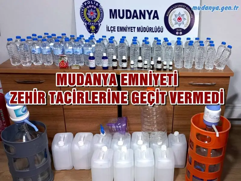 Mudanya Emniyet Müdürlüğü Asayiş Büro Amirliği ekipleri, binlerce kişiyi zehirleyecek kaçak rakı yapımında kullanılmak üzere kilolarca malzeme ele geçirerek zehir tacirlerine geçit vermediğini vermeyeceğini ısrarlı takipler sonucu yakaladıklarıyla gösteriyor.