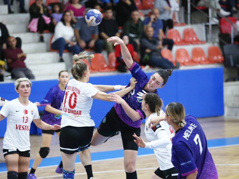 Bursa Büyükşehir Belediyespor Konyaaltı Belediyespor'u konuk edecek.  Ligde oynadığı 7 maçta 2 galibiyet alan ve 8. sırada bulunan Poyrazın Kızları, 7'de 7 yaparak liderlik koltuğunda yer alan rakibiyle Mudanya Spor Salonu'nda saat 14.00'te karşı karşıya gelecek. THF TV YouTube'dan yayınlanacak mücadeleyi Arzu Demirel Medeni, Nilgün Acun hakem ikilisi yönetecek.