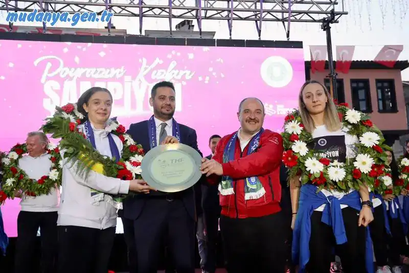 Kadınlar Hentbol 1'inci Ligi'ni şampiyon tamamlayıp Süper Lig'e çıkan Bursa Büyükşehir Belediyespor Kulübü Kadın Hentbol Takımı Poyrazın Kızları, Mudanya’da şampiyonluğu kutladı.