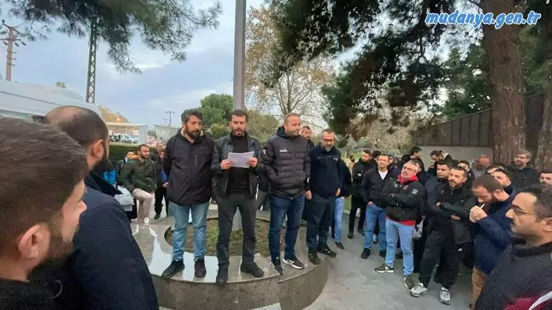 Prysmian Fabrikasında işçiler Sendika Başkanı Ekrem Şaş önderliğinde vardiya çıkışı açıklama yaptılar. Açıklamada sloganlarla MESS'e çağrıda bulunan emekçiler hep birlikte "MESS şaşırma sabrımızı taşırma. Sadaka değil Toplu Sözleşme. Yaşasın toplu mücadelemiz" dediler.