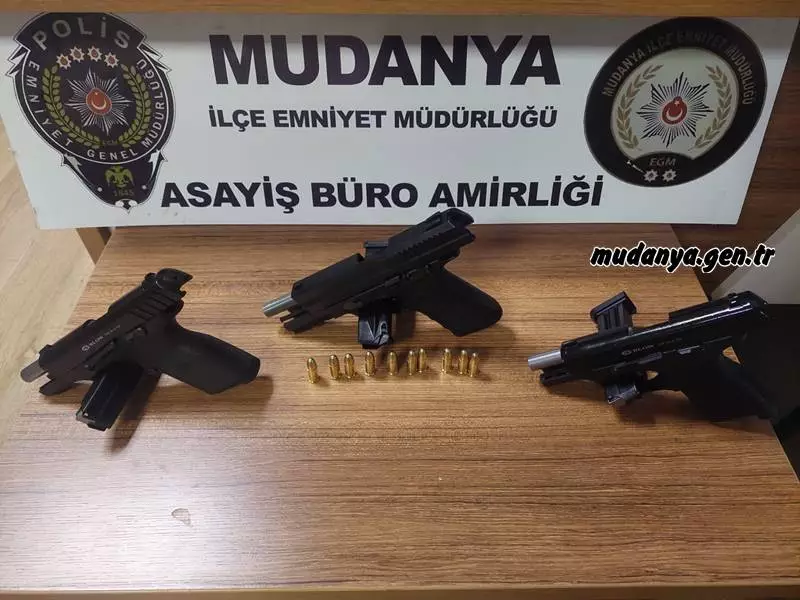 Mudanya Merkezde Emniyet Müdürlüğü Asayiş Şube Bürosu ekipleri gerçekleştirdiği kontroller sırasında ruhsatsız silah bulunduran 3 kişi ele geçirildi.