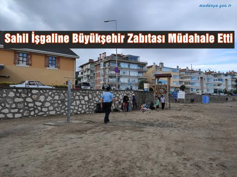 Bursa Büyükşehir Belediyesi Zabıta Daire Başkanlığı ekipleri, plajlarda halkın ortak kullanımını engelleyecek şekilde çadır kurulması, halı, kilim, battaniye gibi eşyalarla gölgelik oluşturulması gibi görüntü kirliliklerine karşı denetlemelerine ve müdahaleye devam ediyor.