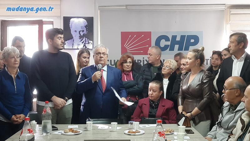 "Şenol Seven kardeşinizin adaylığında ve belediye başkanlığında; hiçbir kişisel çıkar ve çekişmeye yer olmayacak. Sevgi eksenli, sorun çözmeye odaklı, şeffaf bir yönetim anlayışı olacak. Adalet ilkesiyle hareket edeceğime huzurlarınızda söz veriyorum. Evet, Mudanya'nın yeniden parlayan bir yıldız olmasını istiyorsak, hep birlikte çalışacağız ve başaracağız. Çünkü Mudanya hepimizin..." dedi.