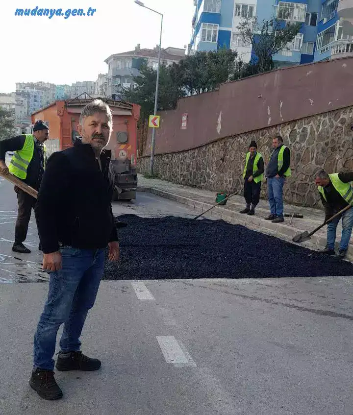 Trafik yoğunluğu yüksek olan Şükrü Çavuş Mahallesi Su Deposu Caddesinin Engin Adıyaman Caddesiyle bağlantı noktasında yayaların karşıdan karşıya geçerken yaşadığı sıkıntı ve cadde boyunca tehlikelerin oluşması nedeniyle Muhtar Şeref ŞAŞ Bursa Büyükşehir Belediyesine başvurarak bas-geç sistemi kurulmasını talep etti. Muhtar Şeref ŞAŞ'ın talebi hız tümseği olarak karşılık buldu.