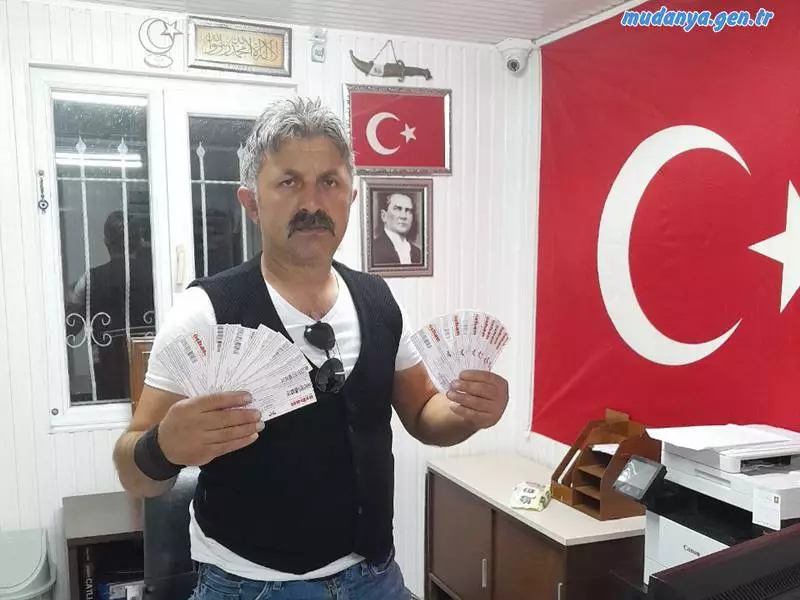 2019 Yerel ve Mahalli İdareler Seçiminde ekibiyle halkın teveccühünü alarak Şükrü Çavuş Mahalle Muhtarı olan Şeref Şaş göreve geldiği ilk günden bu yana sembolleşen ATV'siyle başlattığı İyilik Hareketine hayırseverlerin de desteğiyle devam ediyor. Muhtar Şaş son olarak depremzede bir ailenin ev eşyalarının nakliyesi sonrası bindiği ATV'siyle büyük bir kaza atlattı.