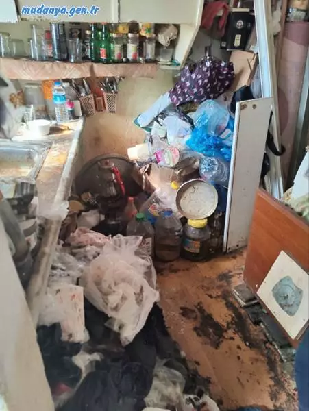 Şükrü Çavuş Mahallesi Yokuşçeme Sokak numara 22'de mahalle sakinlerinin şikayetçi olduğu çöp ev Mudanya Belediyesi zabıtası tarafından tespit ve tutanak düzenlendi.