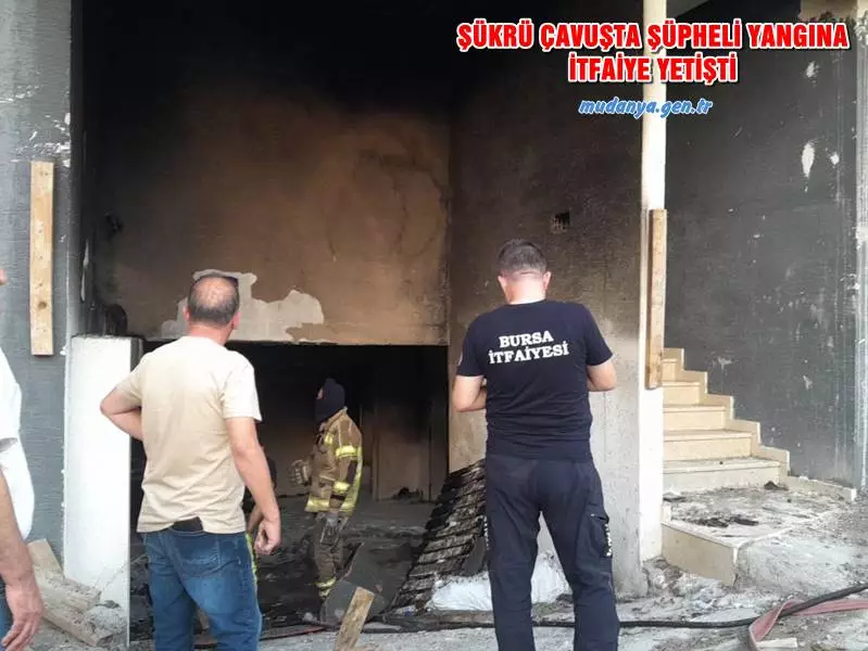 Şükrü Çavuş Mahallesi Su Deposu Caddesi Mudanya İlçe Stadı inişinde yeni yapılan ve bodrum girişlerinde kapı olmayan kontrolsüz yerlere konulan eşyalar yandı.