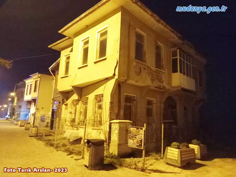 Mudanya - Belediyelerin ve devletin tarihi metruk evler konusunda daha kalıcı çözümler getirmesi ve bu konuda teşvikte bulunması isteniyor. Köhne ve harabe bir Mudanya değil daha modern, eski evleri restore edilmiş, gelecek kuşaklara miras olarak bırakılacak bir ilçe arzuladıkları ifade ediliyor.