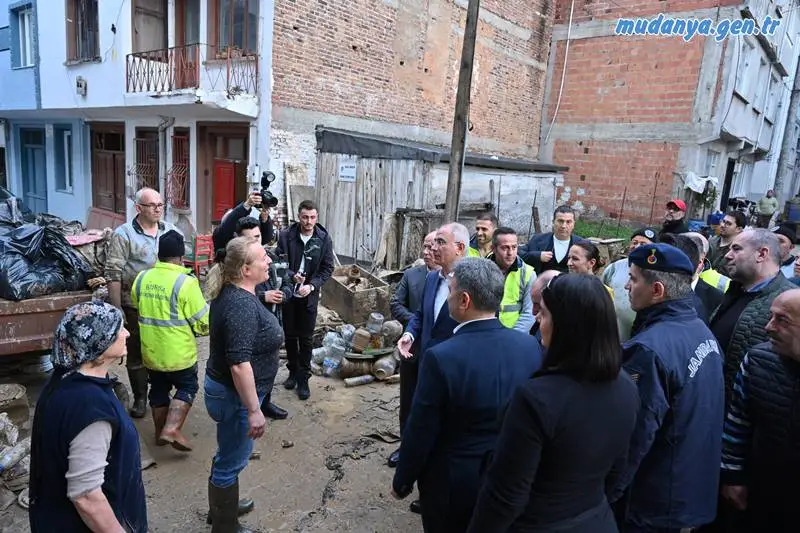 Bursa'da hafta başında etkili olan şiddetli sağanağın yol açtığı sel, su baskını ve heyelanlar sonrası başta Mudanya'nın Tirilye Mahallesi olmak üzere pek çok noktada başlatılan hayatı normale döndürme çalışmaları hızla sürüyor.