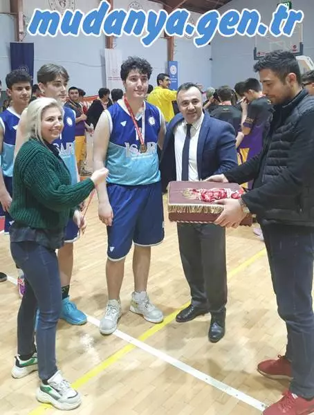 Turhan Tayan Anadolu Lisesi Basketbol Şampiyonları Kupasını Bursa Okul Sporları Şube Müdürü Mesut KÖSE tarafından alarak sevinçle havaya kaldırdılar.