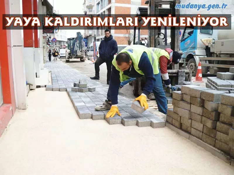 Bursa Büyükşehir Belediyesi tarafından geçtiğimiz yıl asfaltı sil baştan yenilenen Mudanya’nın yaya ve araç trafiğinin en yoğun olduğu caddelerinden İpar Caddesi’nde yaya kaldırımları da daha estetik ve güvenli hale getiriliyor.