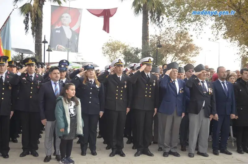 Türkiye Cumhuriyeti’nin kurucusu Ulu Önder Mustafa Kemal Atatürk'ün ebediyete intikalinin 86. yıldönümünde saatler 09.05'i gösterdiğinde Mudanya’da hayat durdu. Mudanya, Ata’sını saygı, sevgi, minnet ve özlemle andı.