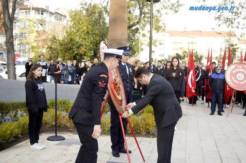 Türkiye Cumhuriyeti’nin kurucusu Ulu Önder Mustafa Kemal Atatürk'ün ebediyete intikalinin 86. yıldönümünde saatler 09.05'i gösterdiğinde Mudanya’da hayat durdu. Mudanya, Ata’sını saygı, sevgi, minnet ve özlemle andı.