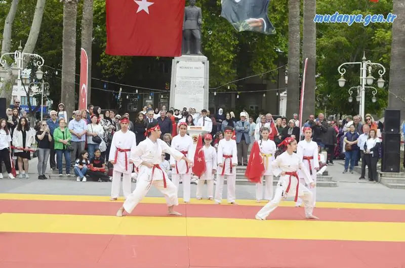 19 Mayıs Atatürk'ü Anma Gençlik ve Spor Bayramı 105. yılı kutlamaları Atatürk anıtına Çelenk koyarak başladı, Mütareke Meydanında sportif faaliyetlerle sona erdi.