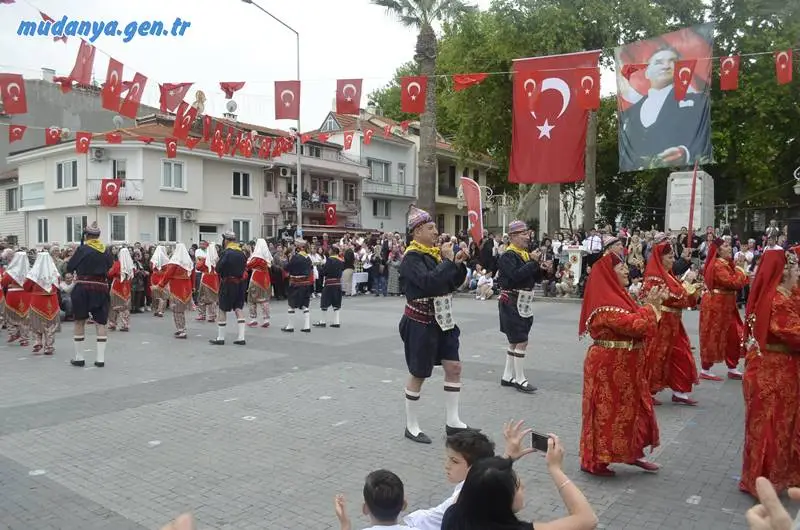 19 Mayıs Atatürk'ü Anma Gençlik ve Spor Bayramı 105. yılı kutlamaları Atatürk anıtına Çelenk koyarak başladı, Mütareke Meydanında sportif faaliyetlerle sona erdi.