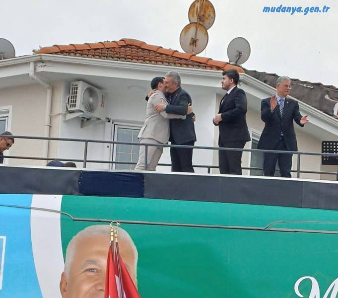 Merhum Esnaf Teşkilatları Başkanı Emir Ali Usta'nın oğlu Ali Tunca Usta CHP'ye katıldı. Ali Tunca Usta'nın CHP rozetini baba dostu dediği Bursa İl Başkanı Nihat Yeşiltaş taktı. 