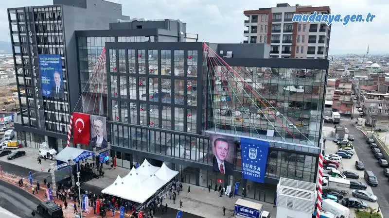 Bursa Büyükşehir Belediye Başkanı Alinur Aktaş, hayatında hiç kentsel dönüşüm yapmayanların bugünlerde kentsel dönüşümlerden bahsettiğini söyleyerek, “Allaha şükürler olsun bizim yaptığımız işler var. Yeni dönemde daha ulaşılabilir ve daha yeşil dirençli şehir Bursa’yı inşa etmek için 100 bin konutluk kentsel dönüşüm projemizi hayata geçiriyoruz.” dedi.