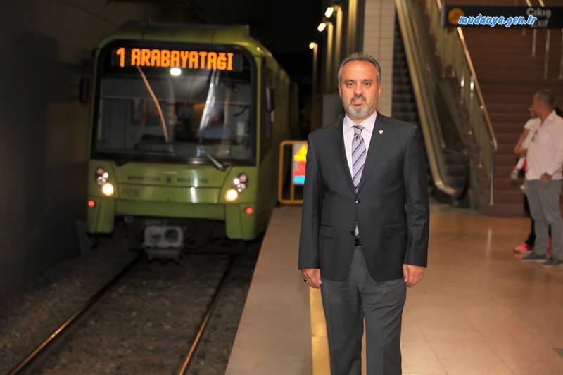 ‘Bursa için şimdi dönüşüm zamanı” diyerek yeni döneme dair projelerini açıklayan Büyükşehir Belediye Başkanı Alinur Aktaş, raylı sistemlerin günümüzde şehir içi ulaşım meselesinin çözümü için önemli rol oynadığını söyledi.