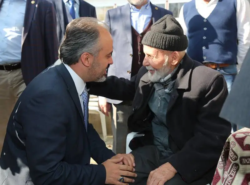 Bursa Büyükşehir Belediye Başkanı Alinur Aktaş, yeni dönemde tüm emeklilere ulaşımda, su faturalarında ve sosyal tesislerde yüzde 25 indirim uygulanacağını belirterek, “Emeklilerimize Ramazan Bayramı ve Kurban Bayramı olmak üzere yılda 2 kez 1.500 TL’lik nakdi destek sunuyoruz. Başvuru sürecini uzattık. Tüm emeklilerimizin bu destekten yararlanmasını istiyoruz” dedi.