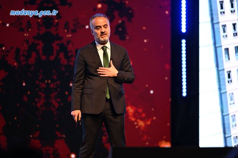 Bursa Büyükşehir Belediye Başkanı Alinur Aktaş, şehri daha ileriye taşıyacak yeni dönemdeki vizyonunu ve gerçekleştireceği projelerini ‘Ulaşan Şehir, Dirençli Şehir, Yeşil ve Yaşanabilir Şehir, Üreten Şehir, Yaşayan Şehir ve Yaşatan Şehir’ olmak üzere 6 ana başlık altında anlattı.