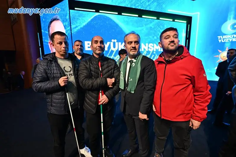 Bursa Büyükşehir Belediye Başkanı Alinur Aktaş, şehri daha ileriye taşıyacak yeni dönemdeki vizyonunu ve gerçekleştireceği projelerini ‘Ulaşan Şehir, Dirençli Şehir, Yeşil ve Yaşanabilir Şehir, Üreten Şehir, Yaşayan Şehir ve Yaşatan Şehir’ olmak üzere 6 ana başlık altında anlattı.