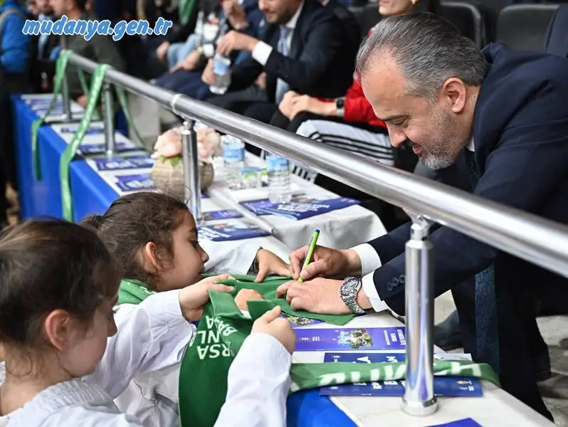 Bursa Büyükşehir Belediyesi ev sahipliğinde düzenlenen programla Gençlik ve Spor Bakan Osman Aşkın Bak, ‘Amatör spor kulüpleri sporcuları, Büyükşehir Belediyespor Kadınlar Hentbol Takımı ve sporcu aileleriyle biraraya geldi.