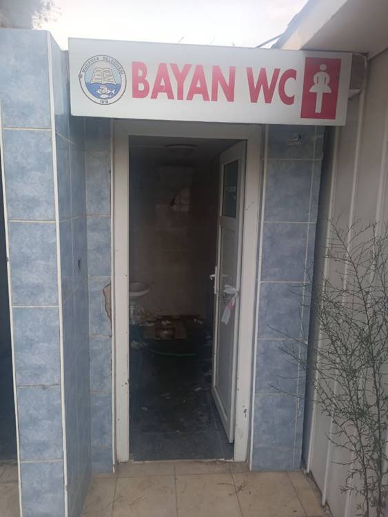  Sahipsizliğin fotoğrafları diye duruma tepki gösteren vatandaşlar, yetkilileri bir an evvel Arnavutköy Mini yat limanı başta olmak üzere Mudanya'nın tamamındaki umumi tuvaletler konusunda harekete geçmelerini ve turizm vurgusuyla çeşitli etkinliklere ev sahipliği yapan Mudanyamızın sahipsizlik algısından bir an önce kurtarılmasını istediler.