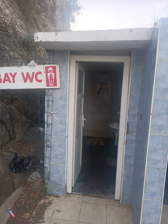 Mudanya Arnavutköy mini yat limanı (marina) olarak bilinen teknelerin bağlandığı balıkçı barınağı tuvaletlerine acilen sahip çıkılması gerekiyor.