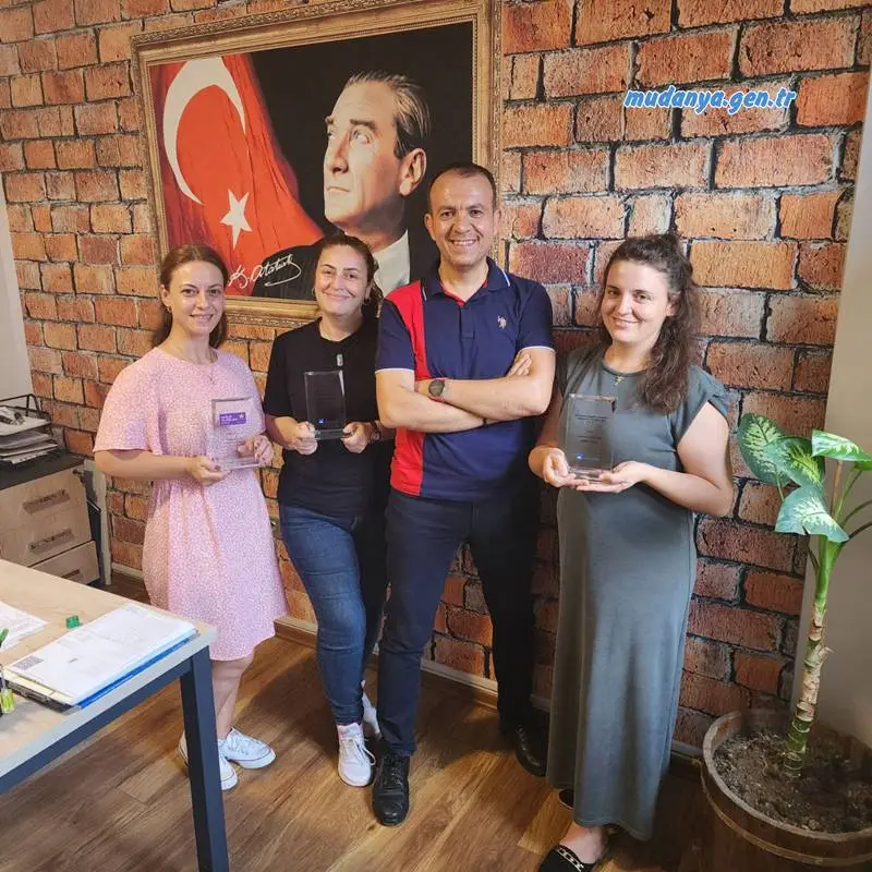 Biçer Sigorta 2023 yılı Yangın ve Sağlık Branşı Yıldızlarını Axa Sigorta Marmara Bölge Müdür yardımcısı Serkan Belli ve Satış temsilcisi Furkan Kılınç'tan aldı.