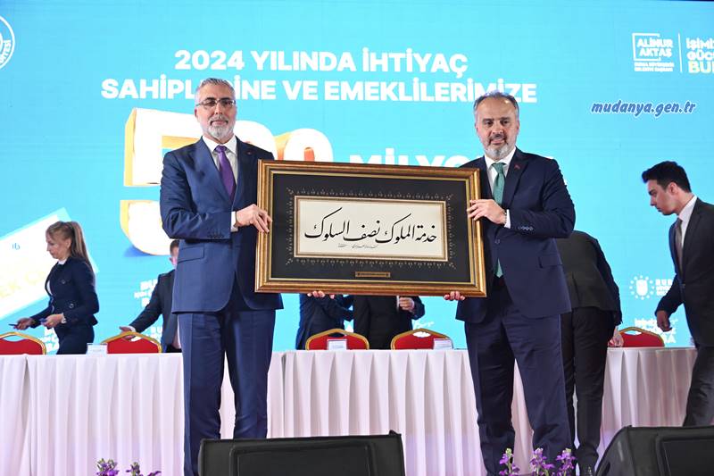 Bursa Büyükşehir Belediyesi, 2024 yılında devreye alacağı gıda, giyim, kırtasiye sosyal destek paketleriyle ihtiyaç sahiplerine nefes, esnafa ise can suyu olmaya devam ediyor. 