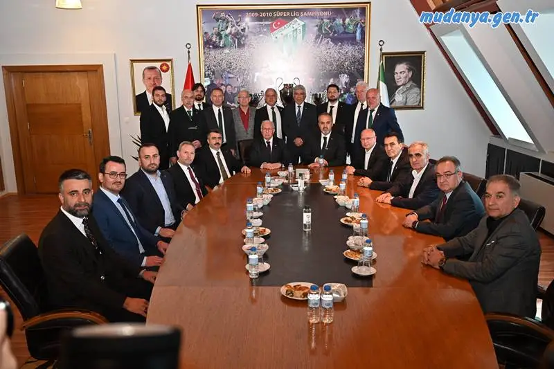 Bursa Büyükşehir Belediye Başkanı Alinur Aktaş, Özlüce Tesisleri’nde Bursaspor’u ziyaret etti. Bursaspor için kurumsal bakış açısına, kısa, uzun ve orta vadede planlara ihtiyaç olduğunu söyleyen Başkan Alinur Aktaş, “Ben Bursaspor’u çok seviyorum. Kara sayfaları kapatıp yepyeni sayfalar açmak lazım” dedi.
