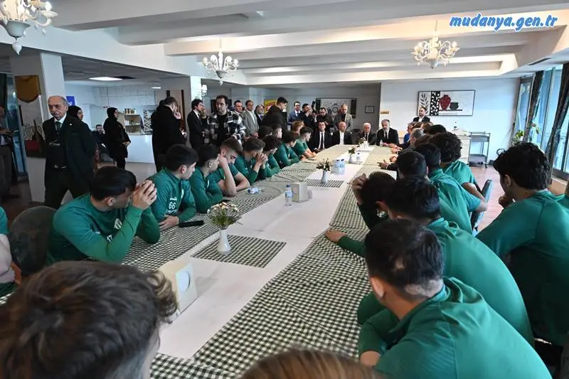 Bursa Büyükşehir Belediye Başkanı Alinur Aktaş, Özlüce Tesisleri’nde Bursaspor’u ziyaret etti. Bursaspor için kurumsal bakış açısına, kısa, uzun ve orta vadede planlara ihtiyaç olduğunu söyleyen Başkan Alinur Aktaş, “Ben Bursaspor’u çok seviyorum. Kara sayfaları kapatıp yepyeni sayfalar açmak lazım” dedi.
