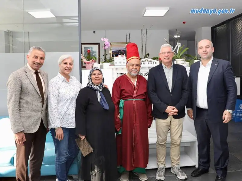 Bursa'da yılın AHİ'si seçilmenin kendisini ve ailesini son derece mutlu ettiğini belirten Ceylan ÇETİN uzun yıllardır insan ve meslek sevgisiyle işini şevkle yaptığını vurgulayarak "Takdir edilmenin mutluluğu tüm yorgunluklarımı unutturdu." dedi.
