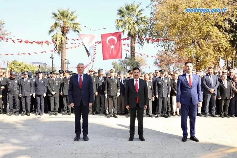 Mudanya - Türkiye Cumhuriyeti’nin kuruluş temellerinin atıldığı anlaşmaya ev sahipliği yapan Mudanya, 29 Ekim Cumhuriyet Bayramı’nı coşkuyla kutluyor. Atatürk Anıtı’na çelenk sunma töreniyle başlayan ilk gün etkinlikleri genç kızlar ve genç erkekler kategorilerinde Cumhuriyet Koşusu, çocuklar için bayrak ve yüz boyama atölyesi ile “Cumhuriyetin Tasarımı” başlıklı söyleşiyle devam etti.