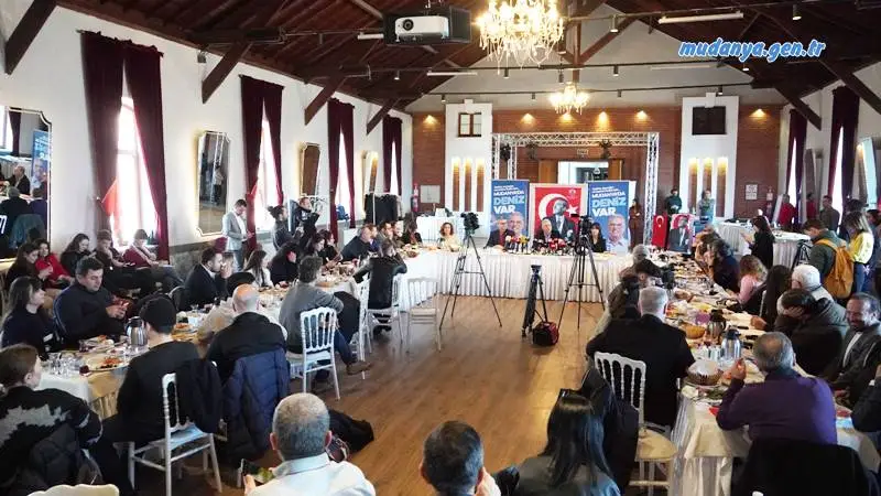 CHP Mudanya Belediye Başkan Adayı Deniz Dalgıç basın toplantısında ekonomik sıkıntılardan kaynaklı hayat koşullarının zorlaşması nedeniyle yerel yönetimlerin her zamankinden daha önemli hale geldiğine vurgu yapan Deniz Dalgıç,