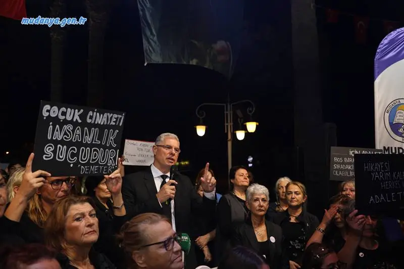 Kadın cinayetleri ve kadına yönelik şiddet olayları Mudanya Mütareke Meydanı’nda protesto edildi. “Yan Yana, Omuz Omuza, Kadına Şiddete Hayır” sloganlarıyla seslerini yükselten kadınlara Mudanya Belediye Başkanı Deniz Dalgıç tam destek vererek, “Her zaman yanınızdayım” dedi.
