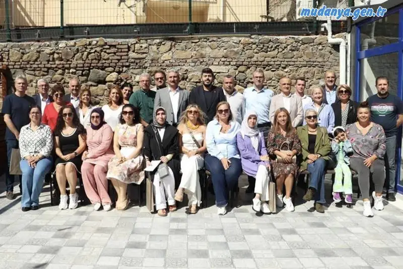 Mudanya Belediye Başkanı Deniz Dalgıç yeni eğitim öğretim yılı başlamasıyla ön plana çıkan okullardaki temizlik sorunu başta olmak üzere çeşitli sorunlarla ilgili olarak okul aile birliği yöneticileriyle bir araya geldi.
