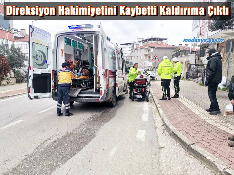 Direksiyon Hakimiyetini Kaybetti Kaldırıma Çıktı